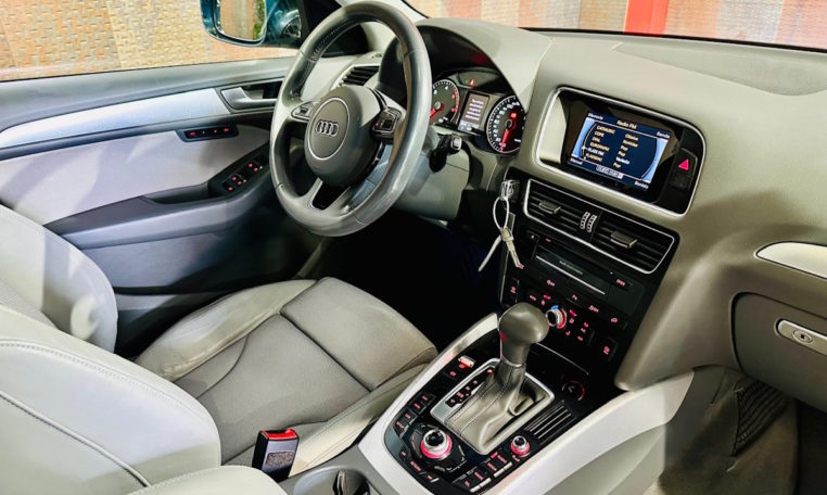 AUDI Q5 2 0 TDI clean quatt S tron S line 12