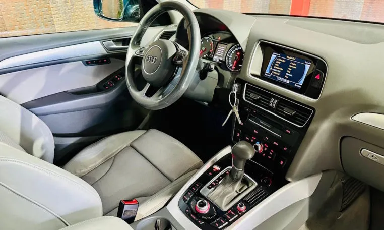 AUDI Q5 2 0 TDI clean quatt S tron S line 12