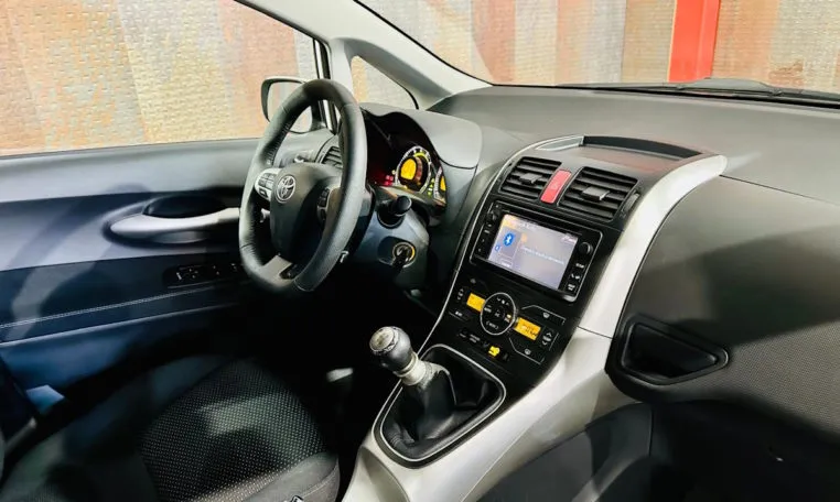 TOYOTA Auris 1 6 VVTi Active 10