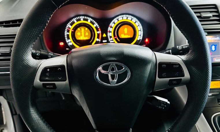 TOYOTA Auris 1 6 VVTi Active 13