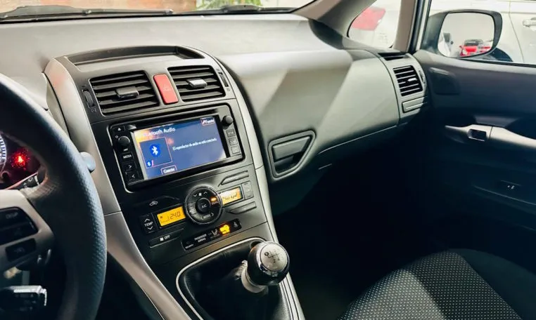 TOYOTA Auris 1 6 VVTi Active 17