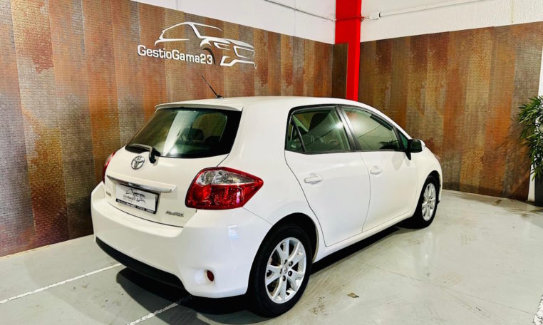 TOYOTA Auris 1 6 VVTi Active 4
