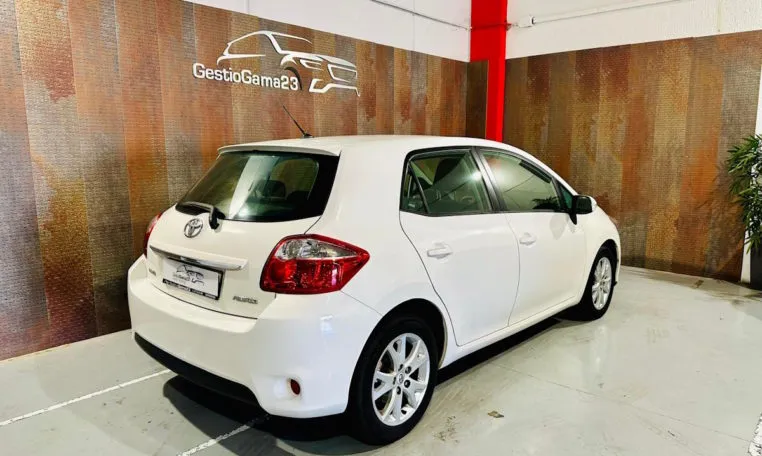 TOYOTA Auris 1 6 VVTi Active 4