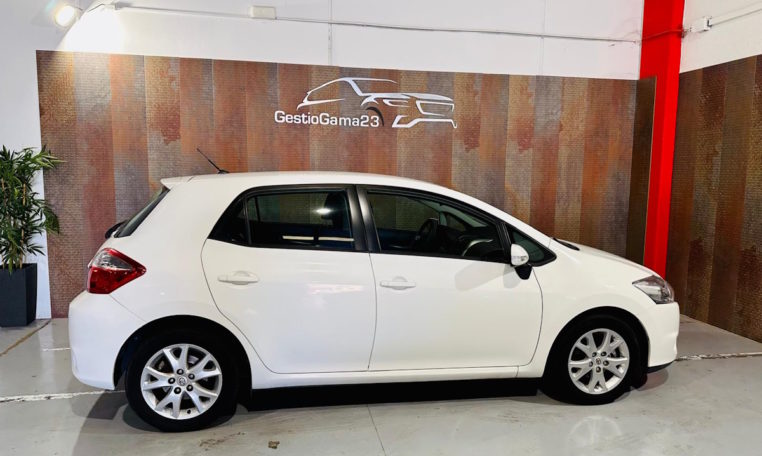 TOYOTA Auris 1 6 VVTi Active 5