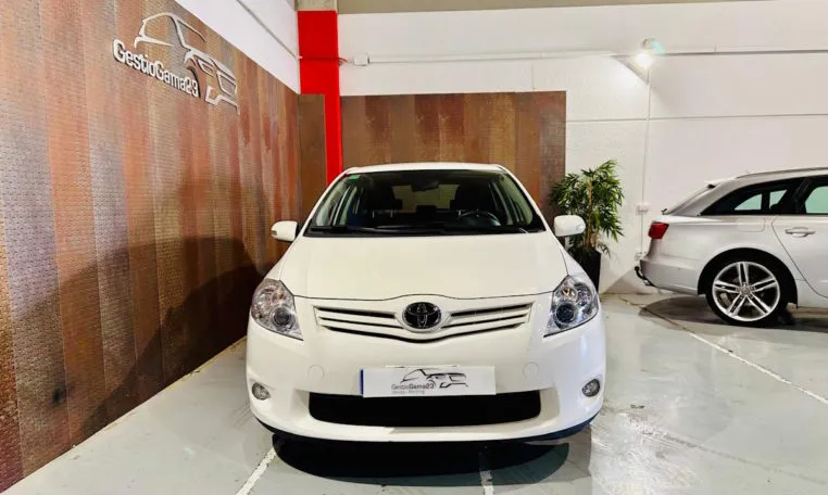TOYOTA Auris 1 6 VVTi Active 7