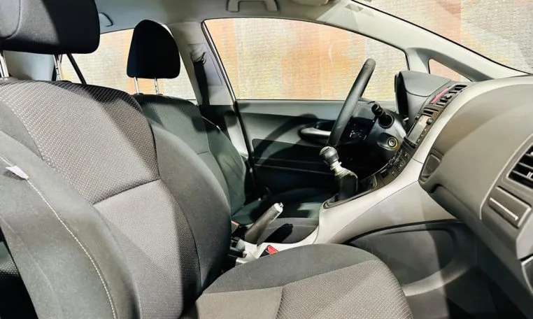 TOYOTA Auris 1 6 VVTi Active 9