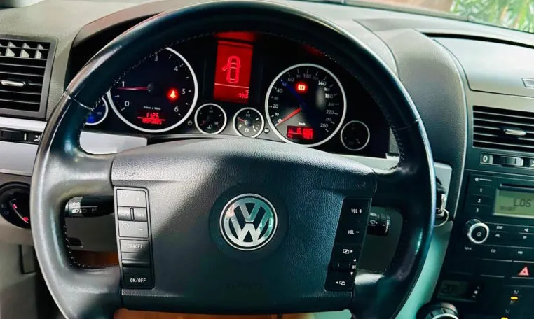 VOLKSWAGEN Touareg 11